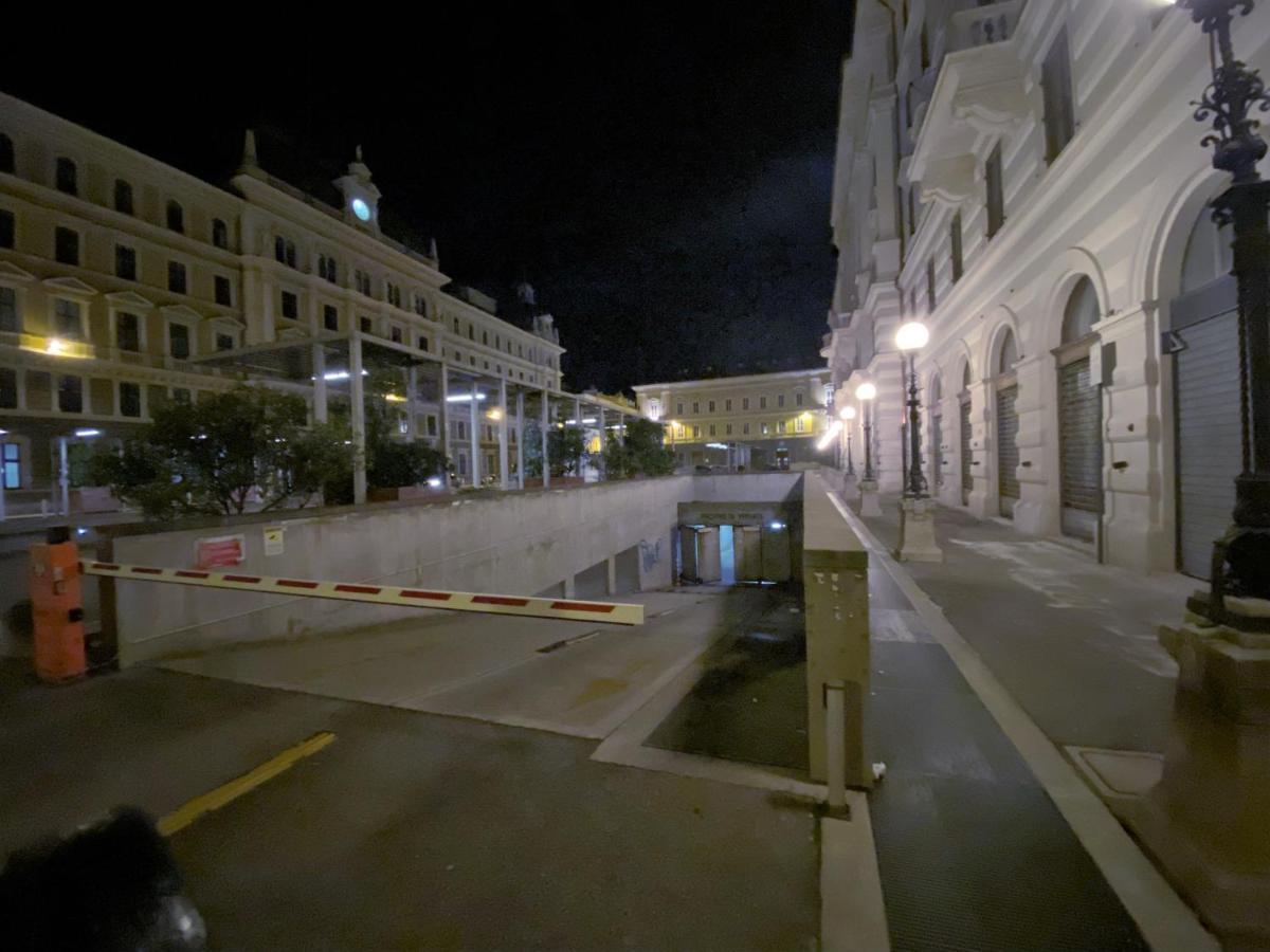 Rifugio Hemingway, Trieste Centro Con Parcheggio Екстер'єр фото